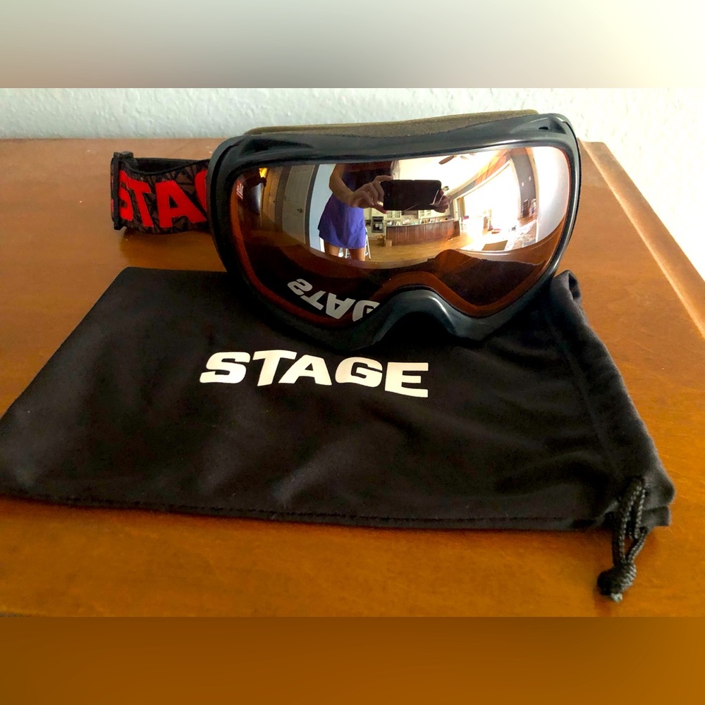 Like new gently used Stage ski goggles
